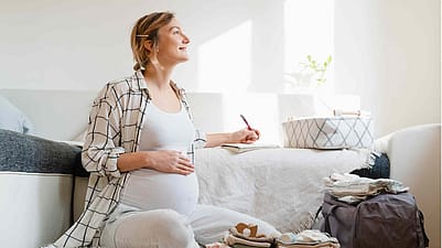 Frau packt Kliniktasche