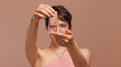 Frau zeigt, wie man Serum Drops anwendet