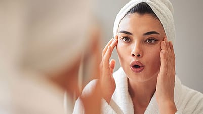 Donna riflessa in uno specchio