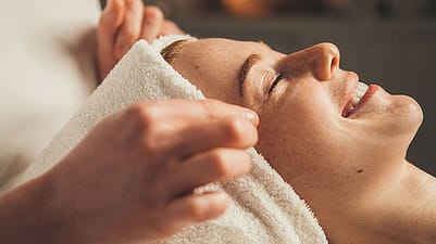 Viso di donna durante un trattamento di bellezza