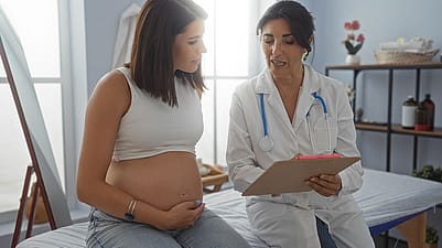 Schwangere spricht mit Ärztin