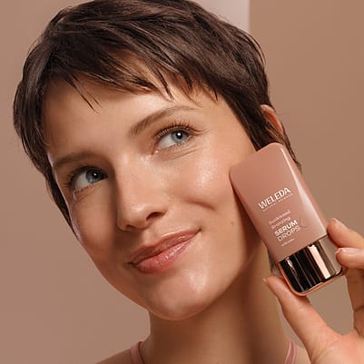 Model houdt product vast
