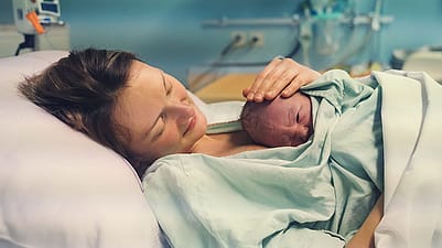 Mutter mit Neugeborenem