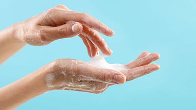 Haende waschen mit sanftem Schaum