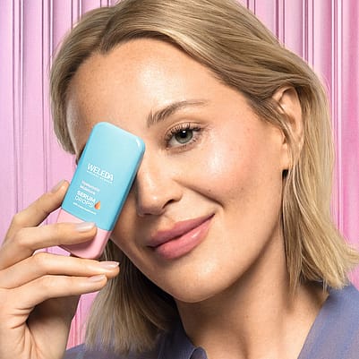 jeune femme blonde tenant le booster drop Hyaluronic Serum devant son visage