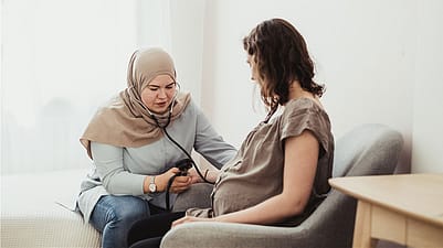 Hebamme misst Blutdruck