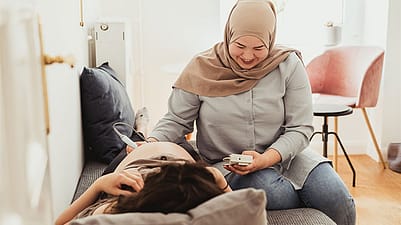 Hebamme macht Ultraschall