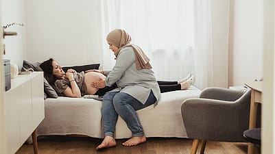 Hebamme und Schwangere