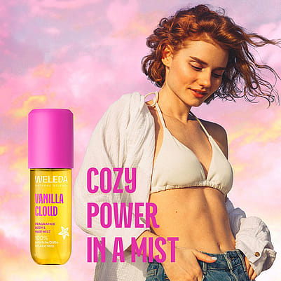 Junge Frau mit Vanilla Cloud Spray im Vordergrund