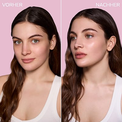 Frau hölt Produkt vors Gesicht