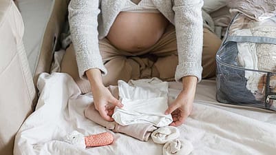 Babykleidung auf dem Boden