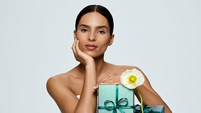 Femme avec cadeau vert