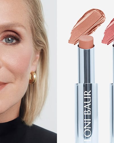 Loni Baur mit drei Lippenstiften