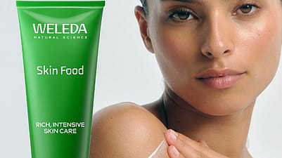 Kvinna som smörjer sig med Weleda skin food