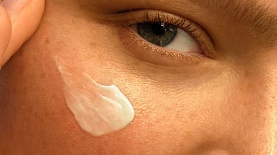 Närbild på kvinna som smörjer sig med weleda skin food