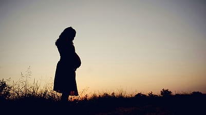 Frau im Sonnenuntergang