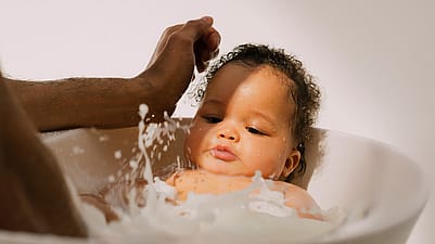 Dando un baño el bebé
