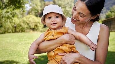 Mamá con bebé en verano