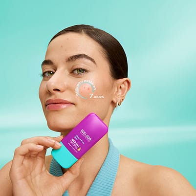 Femme tenant le produit devant son visage