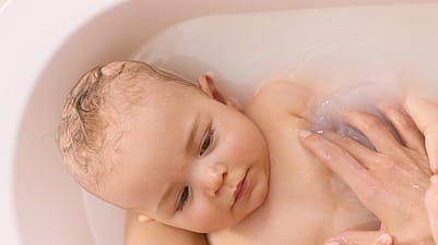 Baby in der Badewanne