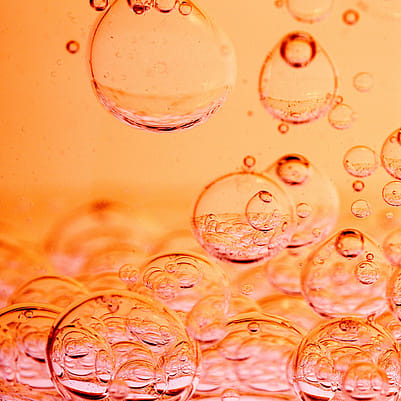 Granatapfeloel in Wasser