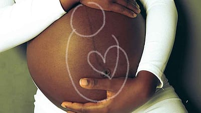 pancia incinta con disegno di bambino su di essa