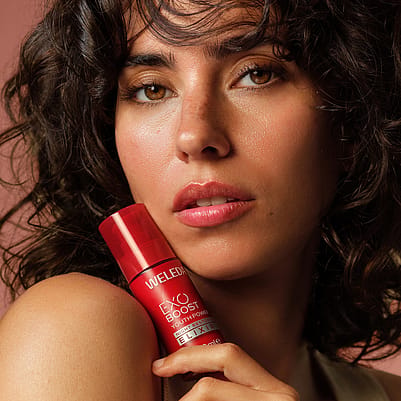 Frau mit Night Repair Elixir
