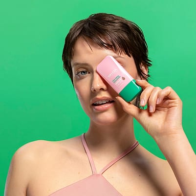 Slow Aging Astaxanthin Serum Drops a žena
