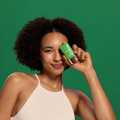 Skin Food Glow Serum Drops a žena