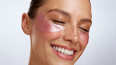 Lachende Frau mit Augenpads