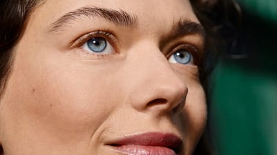 Frau mit strahlend-gesunden Augen