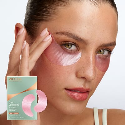 Frau trägt Hydra Glow Bronzing Glow Drops auf Wange auf