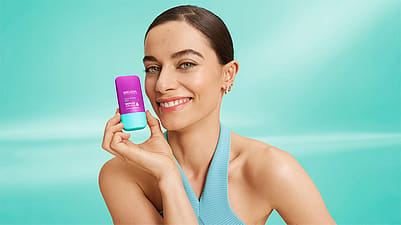 Junge Frau mit den Clear & Pure Serum Drops in der Hand
