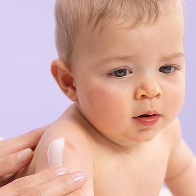 Lotion auf Babyarm