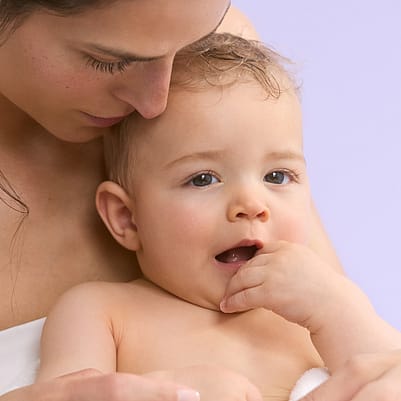 Mutter mit Baby, Baby mit Finger im Mund