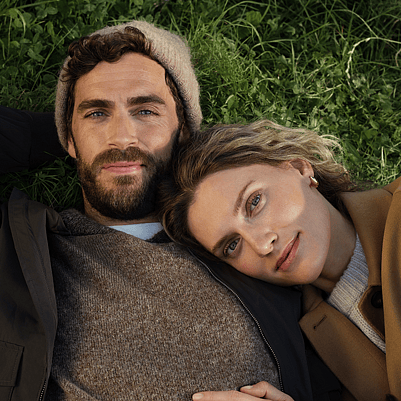 Mann und Frau liegend im Gras