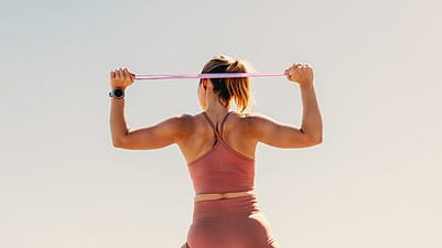 pareja haciendo deporte al aire libre