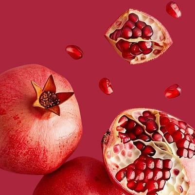 Kvinna håller i granatäpple