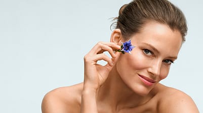 mannequin avec fleur bleue