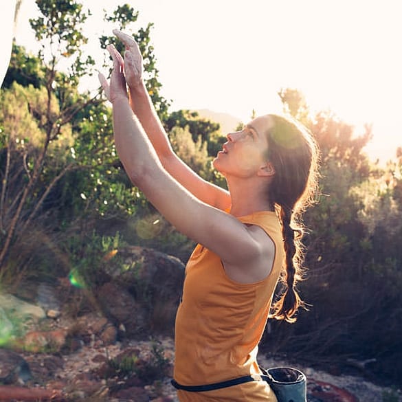 chica haciendo escalada