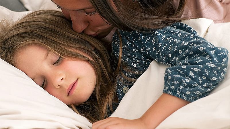 hijo enfermo beso madre