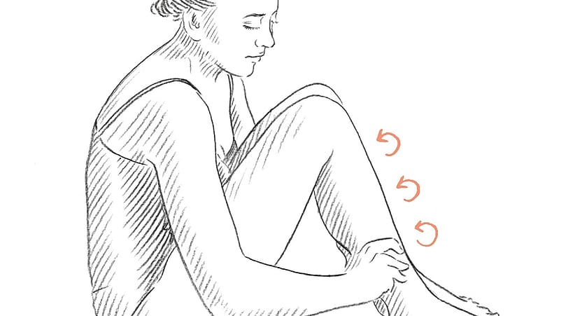 Donna esegue movimenti circolari sul polpaccio dal basso verso l'alto