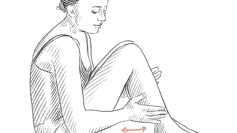 Donna scuote il suo polpaccio ritmicamente