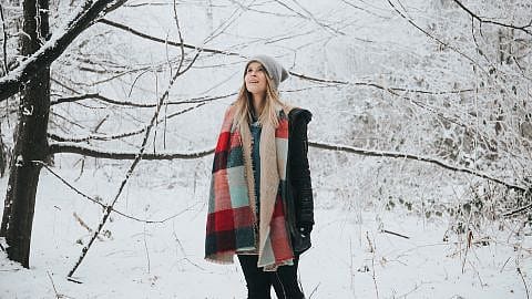 chica bosque invierno nieve