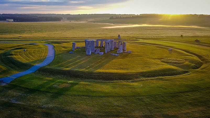 L'alba a Stonehenge vista dall'alto