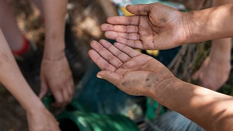 Schmutzige und strapazierte Hände
