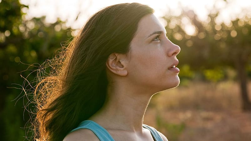 Närbild på kvinna från sidan