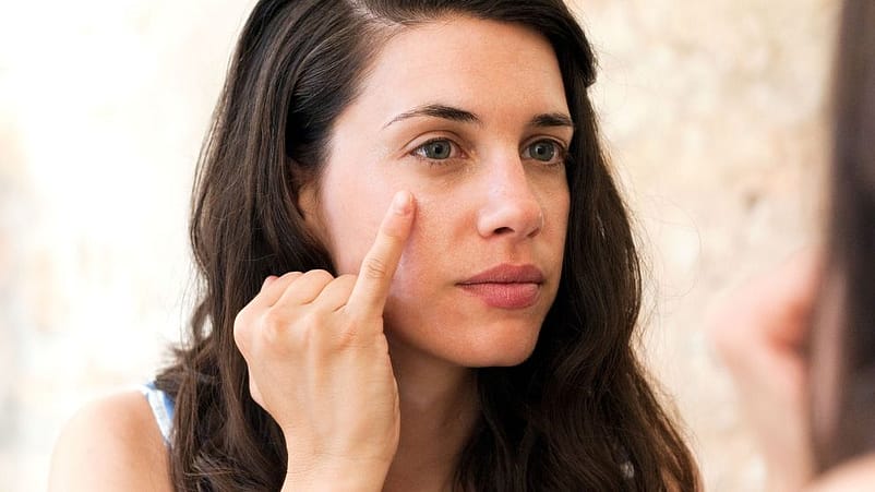 Kvinna smörjer under ögat