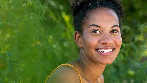 Jeune femme souriante