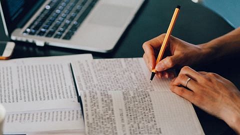 personne qui étudie